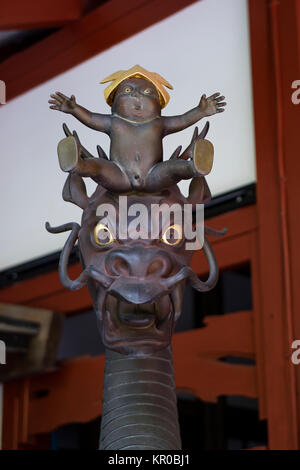 Nagano - Japon, le 5 juin 2017 : Statue d'un garçon avec un casque sur les Guerriers assis sur un dragon, les parents espèrent que leurs fils seront forts et réussi Banque D'Images