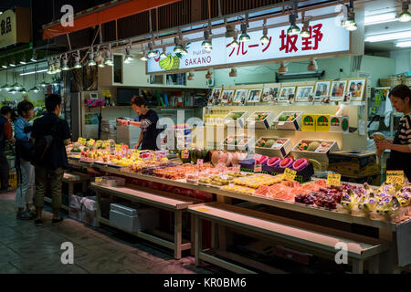 Kanazawa - Japon, 10 juin 2017 : Grande variété de fruits frais mûrs pour la vente au marché Omicho Banque D'Images