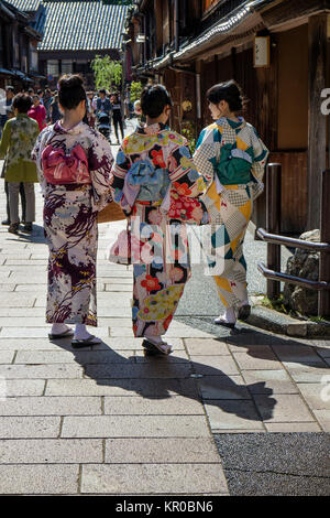 - Kanazawa au Japon, le 11 juin 2017 : les touristes et les femmes en kimono marche dans le quartier Higashi Chaya historique, la ville de Kanazawa, Préfecture d'Ishikawa Banque D'Images