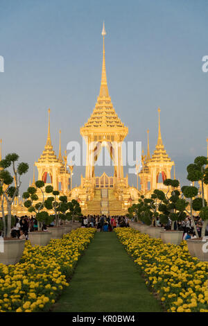 BANGKOK, THAÏLANDE - 16 décembre 2017 : Le Crématorium royal à Bangkok éclairés la nuit qu'elle honore la mémoire de Sa Majesté le Roi Bhumibol Banque D'Images