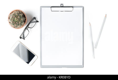 Table de bureau moderne blanc avec le papier blanc, smartphone et verres avec de petits cactus. Blank page du bloc-notes pour saisir le texte au milieu. Top v Banque D'Images