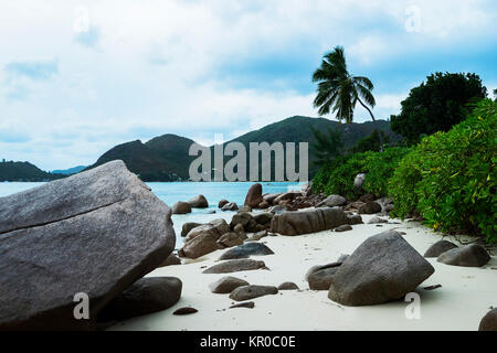 / Seychelles Praslin à anse boudin en face de l'île curieuse Banque D'Images