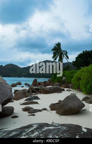 / Seychelles Praslin à anse boudin en face de l'île curieuse Banque D'Images