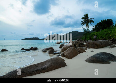 / Seychelles Praslin à anse boudin en face de l'île curieuse Banque D'Images