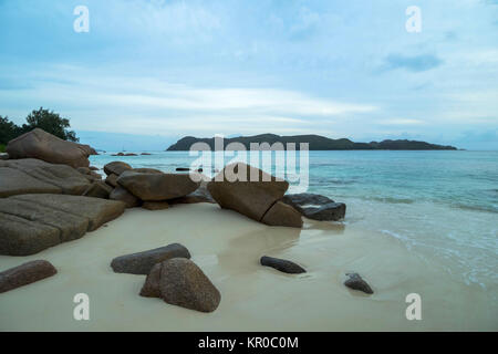 / Seychelles Praslin à anse boudin en face de l'île curieuse Banque D'Images