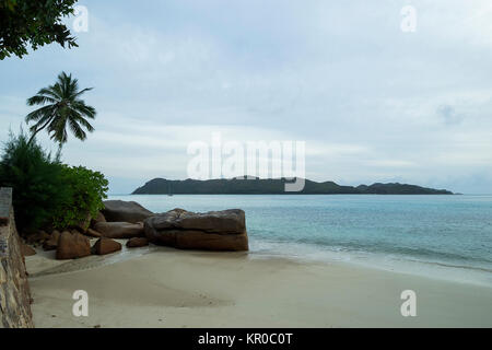 / Seychelles Praslin à anse boudin en face de l'île curieuse Banque D'Images