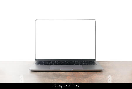 Vue avant de l'ordinateur portable est sur la table de travail isolé sur fond blanc, écran blanc pour l'entrée de texte Banque D'Images