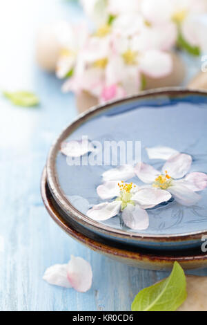 L'eau et de fleurs parfumées. Banque D'Images