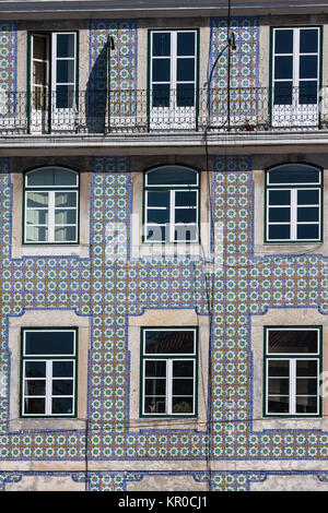 Les bâtiments traditionnels de Lisbonne avec des carreaux portugais typique sur le mur à Lisbonne, Portugal Banque D'Images