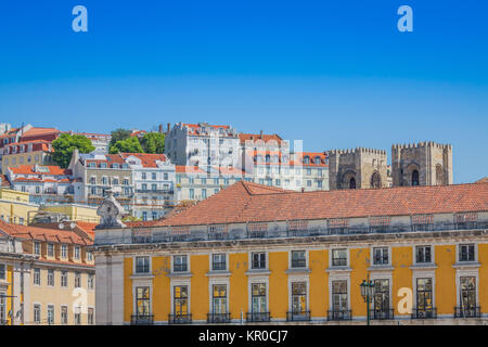 Les bâtiments traditionnels de Lisbonne avec des carreaux portugais typique sur le mur à Lisbonne, Portugal Banque D'Images