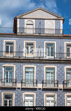 Les bâtiments traditionnels de Lisbonne avec des carreaux portugais typique sur le mur à Lisbonne, Portugal Banque D'Images