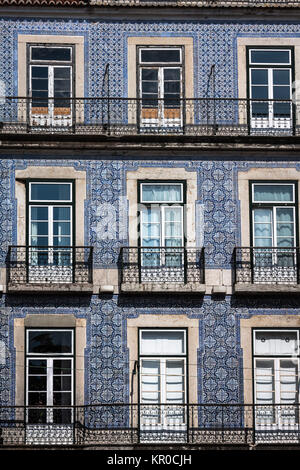 Les bâtiments traditionnels de Lisbonne avec des carreaux portugais typique sur le mur à Lisbonne, Portugal Banque D'Images