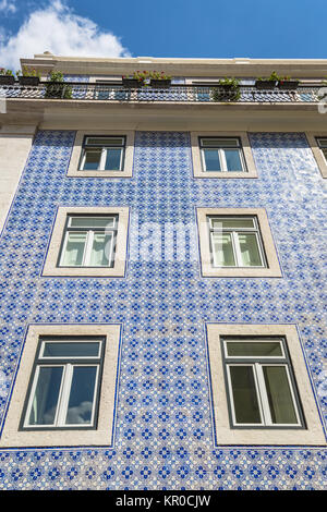 Les bâtiments traditionnels de Lisbonne avec des carreaux portugais typique sur le mur à Lisbonne, Portugal Banque D'Images