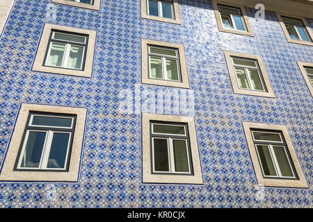 Les bâtiments traditionnels de Lisbonne avec des carreaux portugais typique sur le mur à Lisbonne, Portugal Banque D'Images