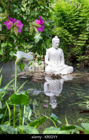 Statue de Bouddha dans le jardin André Heller à Gardone Riviera, lombardia, Italie Banque D'Images