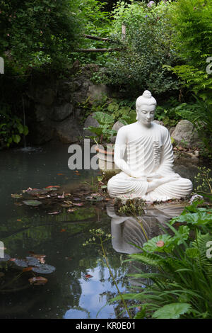 Statue de Bouddha dans le jardin André Heller à Gardone Riviera, lombardia, Italie Banque D'Images