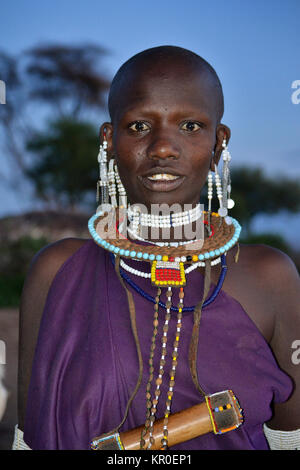 Masais dans la réserve naturelle du Masai Mara. Les Masaïs sont un groupe ethnique vivant dans le sud de nilotique du Kenya et du nord de la Tanzanie. © Antonio Ciufo Banque D'Images