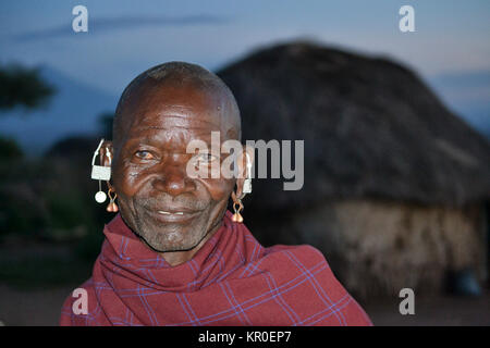 Le Masai personnes dans la réserve naturelle du Masai Mara. Les Masaïs sont un groupe ethnique vivant dans le sud de nilotique du Kenya et du nord de la Tanzanie. Banque D'Images