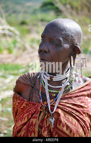 Le Masai personnes dans la réserve naturelle du Masai Mara. Les Masaïs sont un groupe ethnique vivant dans le sud de nilotique du Kenya et du nord de la Tanzanie. © Antonio Ciufo Banque D'Images