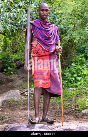 Le Masai personnes dans la réserve naturelle du Masai Mara. Les Masaïs sont un groupe ethnique vivant dans le sud de nilotique du Kenya et du nord de la Tanzanie. Banque D'Images