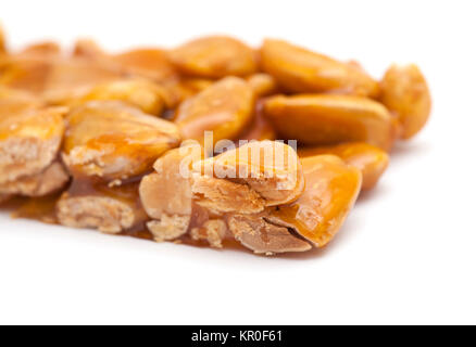 Tuurom bar de sucre et d'amandes caramélisées isolé sur fond blanc Banque D'Images