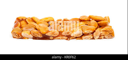 Turron bar de sucre caramélisé et amandes isolé sur fond blanc Banque D'Images