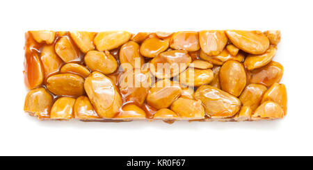 Turron bar de sucre caramélisé et amandes isolé sur fond blanc Banque D'Images