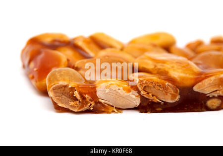 Turron bar de sucre caramélisé et amandes isolé sur fond blanc Banque D'Images