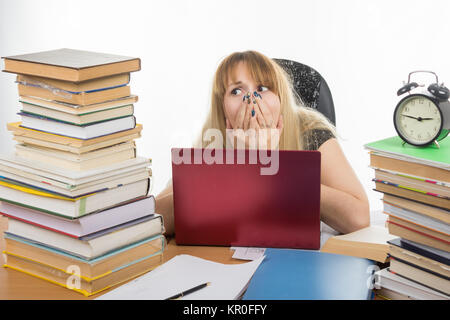 Choc smorit élève une grande pile de manuels scolaires Banque D'Images