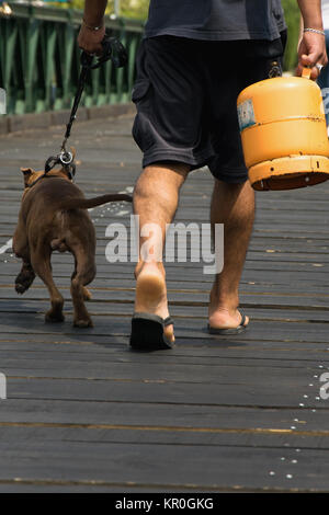 De vie authentique. Excentrique de l'homme se promène avec son chien et une bouteille de gaz Banque D'Images