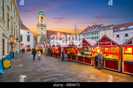 Marché de Noël à la place principale de Bratislava, Slovaquie, au coucher du soleil. Banque D'Images