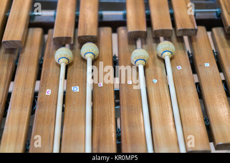 La Close up xylophone et quatre maillets sur le fond blanc Banque D'Images