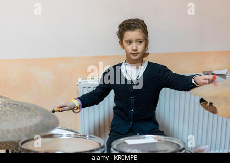 Young caucasian teenage girl joue les tambours Banque D'Images