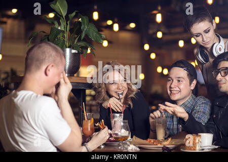Diverses personnes traîner amitié Pub Banque D'Images
