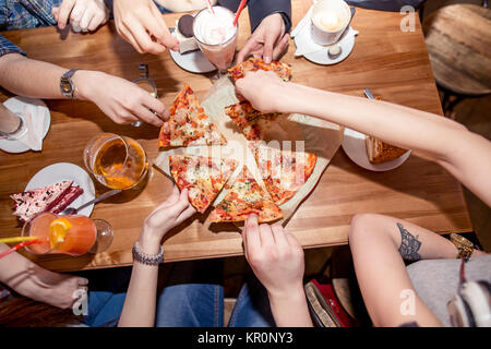 Les amis de manger une pizza à la maison partie, gros plan Banque D'Images