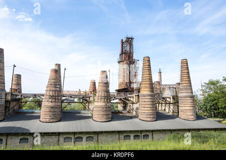 Ancienne vieille usine industrielle tuiles et briques cheminées Banque D'Images