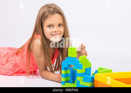 Fille de 7 ans construit une maison du bloc, designer Banque D'Images