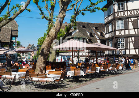 Terrasse avec des touristes dans le quartier de la Petite France, Strasbourg, Alsace, Bas-Rhin, France Banque D'Images