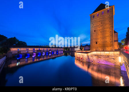 Ponts couverts et Vauban Barrage Canal plus mauvais au coucher du soleil, Strasbourg, Alsace, Bas-Rhin, France Banque D'Images