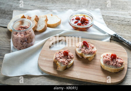 Des sandwichs avec pate sur la planche de bois Banque D'Images