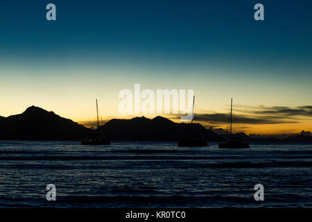 Coucher de soleil sur la digue avec vue sur Praslin Banque D'Images