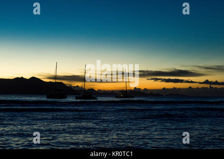 Coucher de soleil sur la digue avec vue sur Praslin Banque D'Images