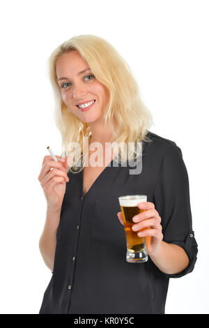 Femme blonde avec une bière à la main Banque D'Images