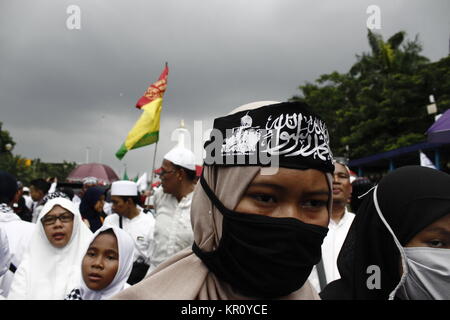 Jakarta, Indonésie. 25Th Dec 2017. Les activistes musulmans indonésiens wearing scarf et offrant prier au cours d'une manifestation tenue à montrer l'opposition au Président américain Donald J. Trump a décidé de reconnaître Jérusalem comme capitale d'Israël, à Jakarta, Indonésie, 17 décembre 2017.Des milliers de manifestants musulmans indonésiens dirigé par le Conseil des oulémas indonésiens ont continué de rassemblements contre le président américain, Donald J ressens Atouts de Jérusalem capitale d'Israël et s'installera à l'ambassade américaine de Tel Aviv à Jérusalem. Credit : Risa/Krisadhi Pacific Press/Alamy Live News Banque D'Images