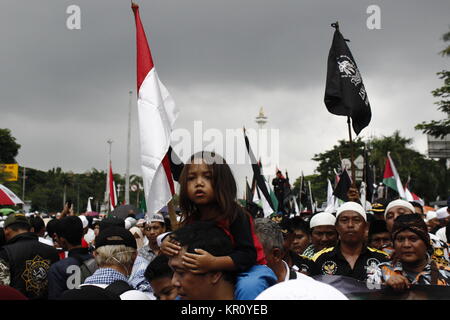 Jakarta, Indonésie. 25Th Dec 2017. Porter un enfant au cours d'une manifestation tenue atribute pour montrer l'opposition au Président américain Donald J. Trump a décidé de reconnaître Jérusalem comme capitale d'Israël, à Jakarta, Indonésie, 17 décembre 2017.Des milliers de manifestants musulmans indonésiens dirigé par le Conseil des oulémas indonésiens ont continué de rassemblements contre le président américain, Donald J ressens Atouts de Jérusalem capitale d'Israël et s'installera à l'ambassade américaine de Tel Aviv à Jérusalem. Credit : Risa/Krisadhi Pacific Press/Alamy Live News Banque D'Images