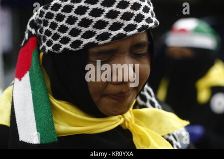 Jakarta, Indonésie. 25Th Dec 2017. Les activistes musulmans indonésiens wearing scarf et offrant prier au cours d'une manifestation tenue à montrer l'opposition au Président américain Donald J. Trump a décidé de reconnaître Jérusalem comme capitale d'Israël, à Jakarta, Indonésie, 17 décembre 2017.Des milliers de manifestants musulmans indonésiens dirigé par le Conseil des oulémas indonésiens ont continué de rassemblements contre le président américain, Donald J ressens Atouts de Jérusalem capitale d'Israël et s'installera à l'ambassade américaine de Tel Aviv à Jérusalem. Credit : Risa/Krisadhi Pacific Press/Alamy Live News Banque D'Images