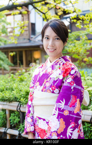 Femme portant un kimono traditionnel au Japon Banque D'Images