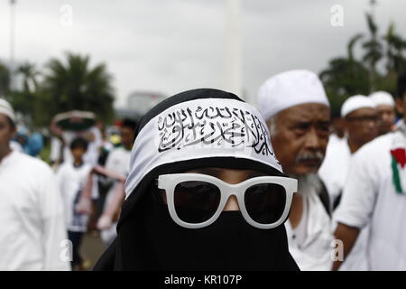 Jakarta, Indonésie. 25Th Dec 2017. Les activistes musulmans indonésiens wearing scarf et offrant prier au cours d'une manifestation tenue à montrer l'opposition au Président américain Donald J. Trump a décidé de reconnaître Jérusalem comme capitale d'Israël, à Jakarta, Indonésie, 17 décembre 2017.Des milliers de manifestants musulmans indonésiens dirigé par le Conseil des oulémas indonésiens ont continué de rassemblements contre le président américain, Donald J ressens Atouts de Jérusalem capitale d'Israël et s'installera à l'ambassade américaine de Tel Aviv à Jérusalem. Credit : Risa/Krisadhi Pacific Press/Alamy Live News Banque D'Images