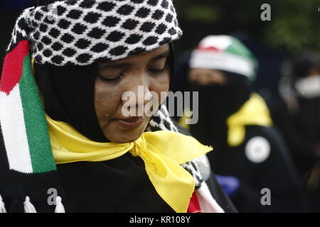 Jakarta, Indonésie. 25Th Dec 2017. Les activistes musulmans indonésiens tient le drapeau palestinien au cours d'une manifestation tenue à montrer l'opposition au Président américain Donald J. Trump a décidé de reconnaître Jérusalem comme capitale d'Israël, à Jakarta, Indonésie, 17 décembre 2017.Des milliers de manifestants musulmans indonésiens dirigé par le Conseil des oulémas indonésiens ont continué de rassemblements contre le président américain, Donald J ressens Atouts de Jérusalem capitale d'Israël et s'installera à l'ambassade américaine de Tel Aviv à Jérusalem. Credit : Risa/Krisadhi Pacific Press/Alamy Live News Banque D'Images