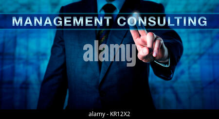 Businessman Touching MANAGEMENT CONSULTING Banque D'Images